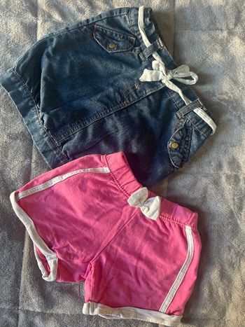 Jolie jupe en jean avec un short rose