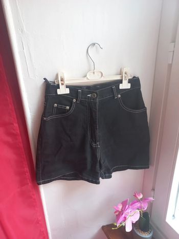 Beau short noir coutures pointillés blancs 36