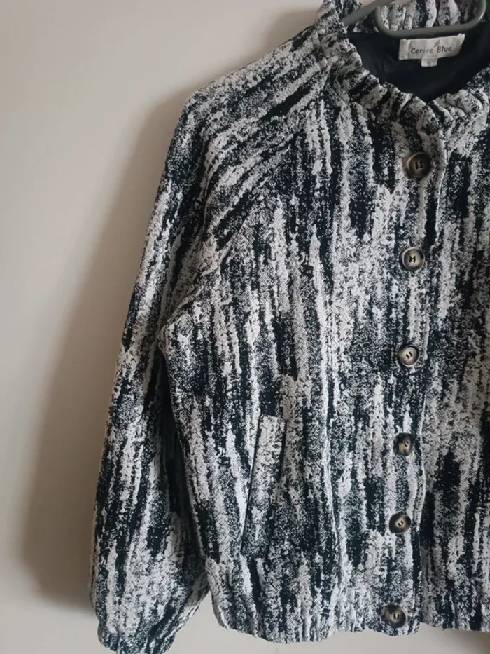 Veste bomber noir et blanc motifs tachetés et à boutons Cerise Blue Taille S En très bon état - photo numéro 2