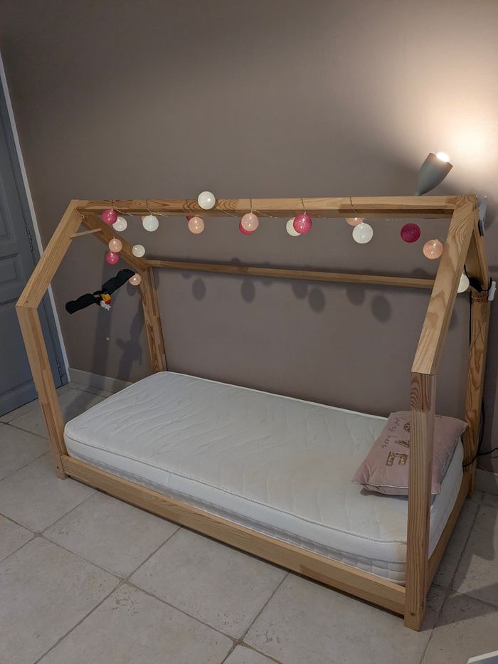 Lit cabane 70x160 avec matelas neuf sous plastique marque française. - photo numéro 2