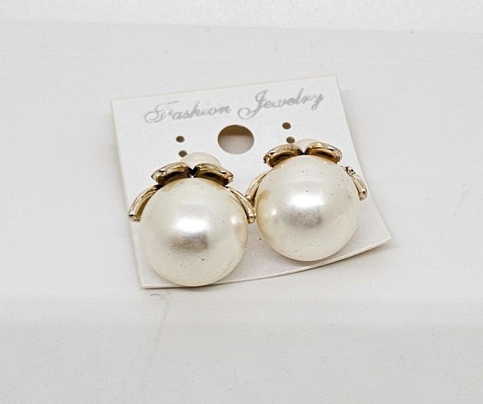 Paire de boucles d'oreilles.
Neuve. - photo numéro 3