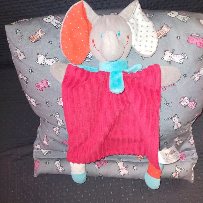 Doudou plat éléphant rouge, bleu, gris tape à l'oeil tao