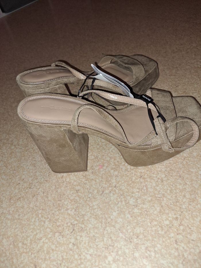 Chaussures a talons en daim taille 40 bershka neuf