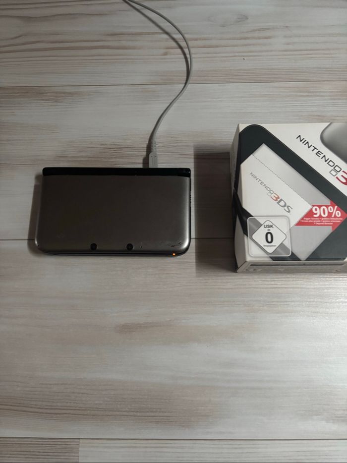 Console 3DS XL avec boîte et chargeur - photo numéro 2