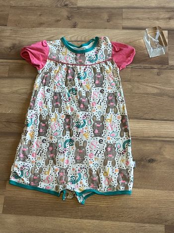 Je vend un combinaison short fille taille 3 ans très bon état 