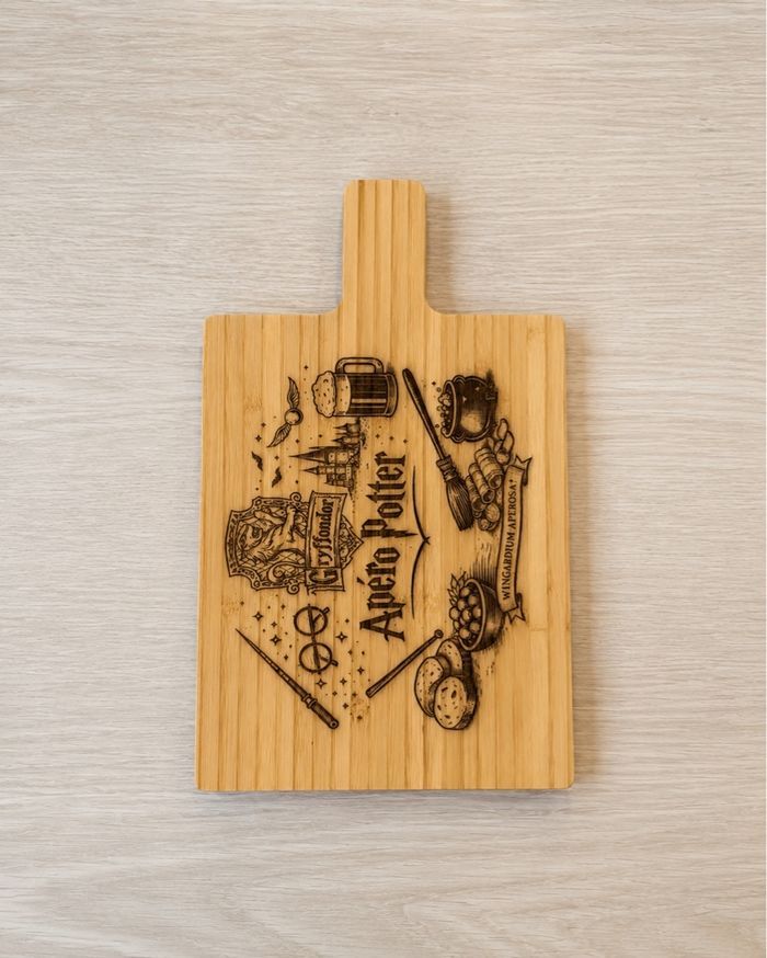 Planche apéritive Harry Potter en bambou – Apéro Potter gravée avec manche - photo numéro 1