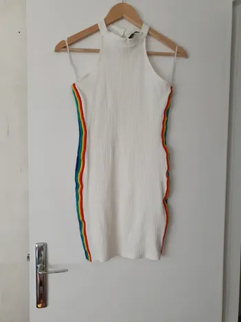 Robe bande sur le côté coloré attache derriere au cou avec bouton