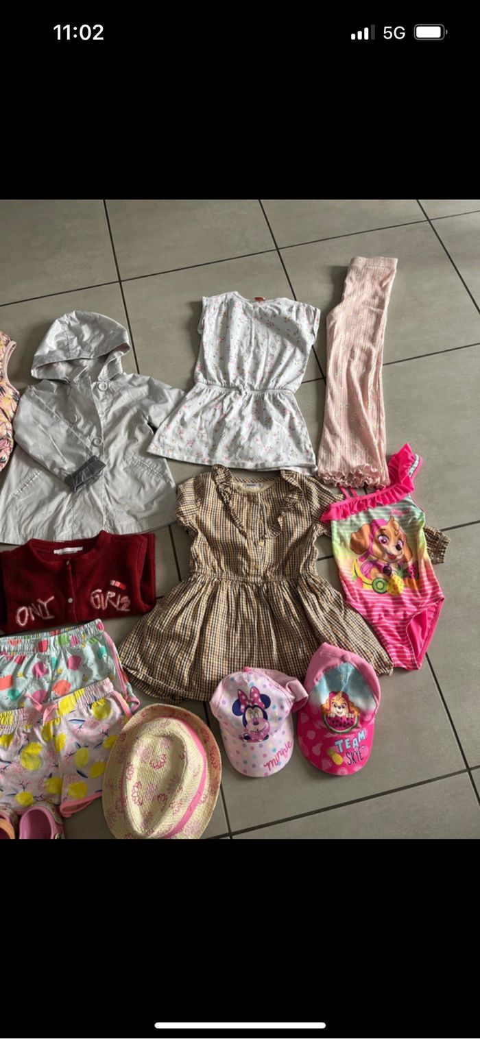 Lot vêtements filles 4 ans - photo numéro 2