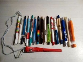 Lot de 17 stylos publicitaires pour collection en bon état.