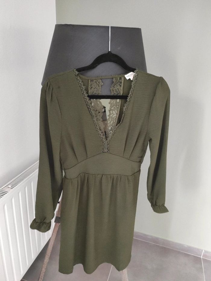 Robe 👗 kaki dentelle décolleté taille S - photo numéro 8