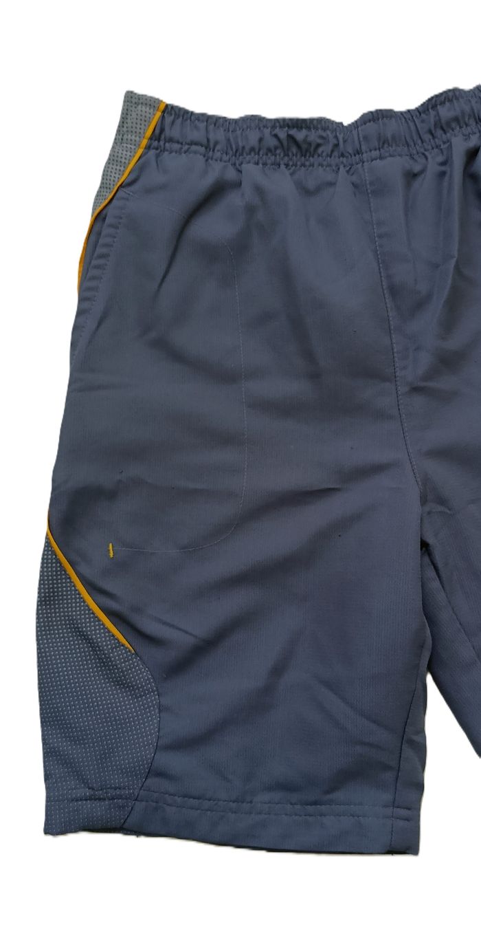 Short gris anthracite. Reebok. Polyester. Taille 8 ans. 128 cm - photo numéro 2