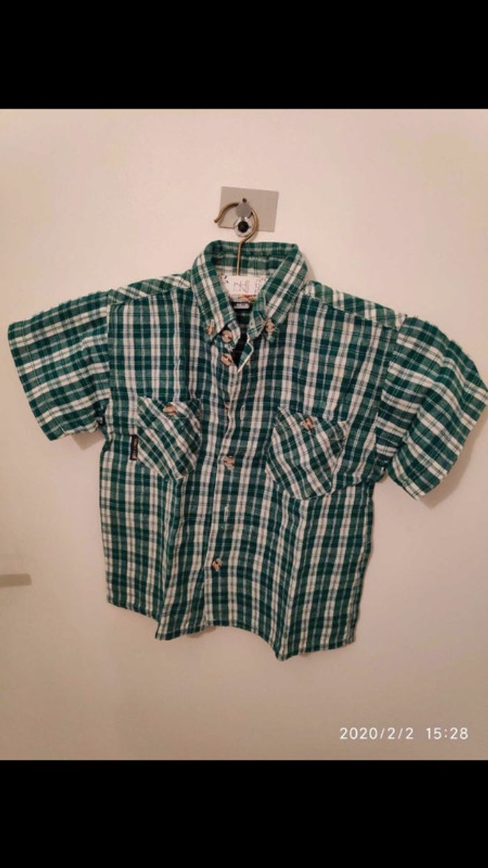 chemise verte et blanche 4 ans. bon etat