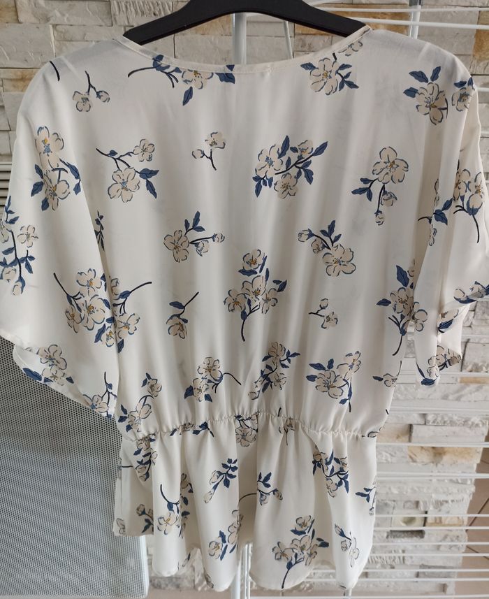 Chemisier fond crème avec fleurs beige et bleues - photo numéro 3