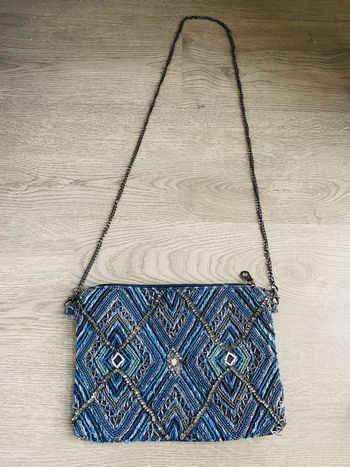 pochette bleue perlée