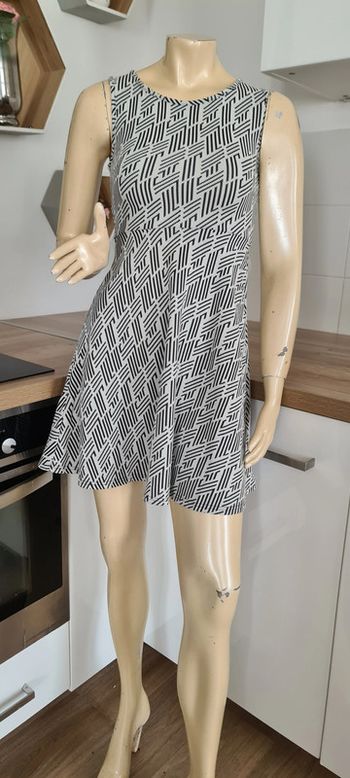 tres jolie robe jennyfer noir et blanche taille 36