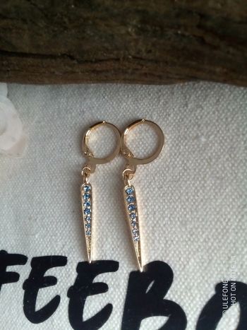 Petites créoles piques zircons bleus