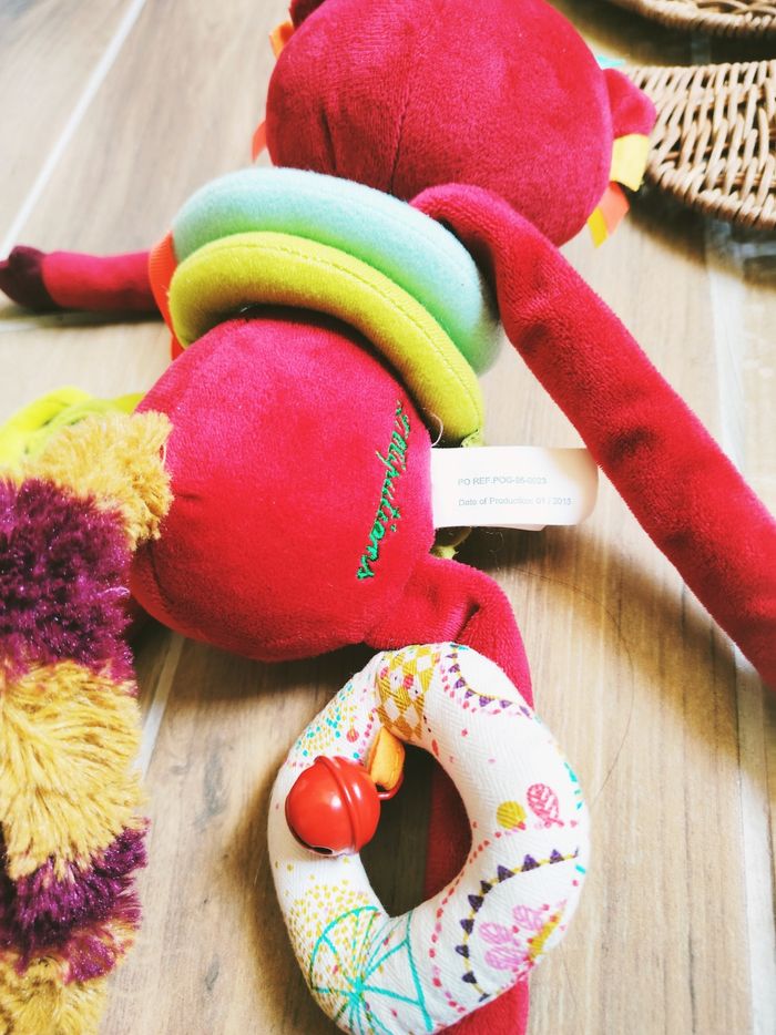 🦨Peluche doudou multi activités sensorielles Georges acti Lemurien marque Lilliputiens - photo numéro 5