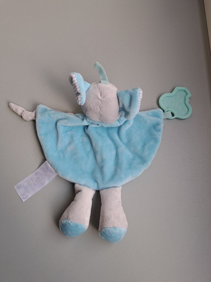 Doudou plat éléphant grelot – Tom & Kiddy – Bleu/Gris étoiles avec anneau de dentition - photo numéro 2