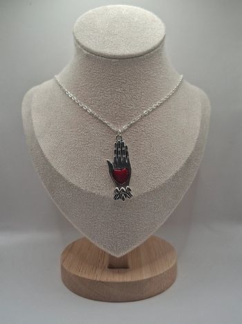 Collier main avec son cœur au centre