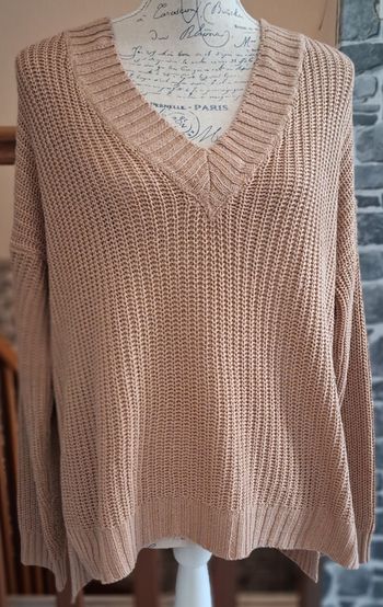 Pull oversize marron clair à grosses mailles avec le col en V