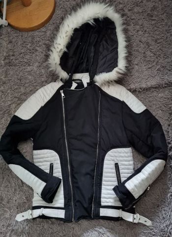 Manteau noir et blanc bi-matiere avec grande capuche fausse fourrure taille M
