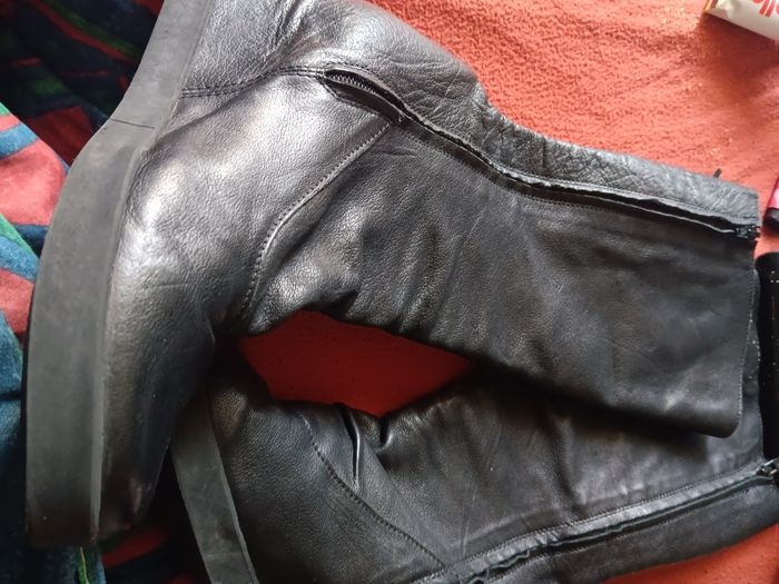 Bottes en cuir 40 fermetures sur le cotes avec petit talons - photo numéro 4
