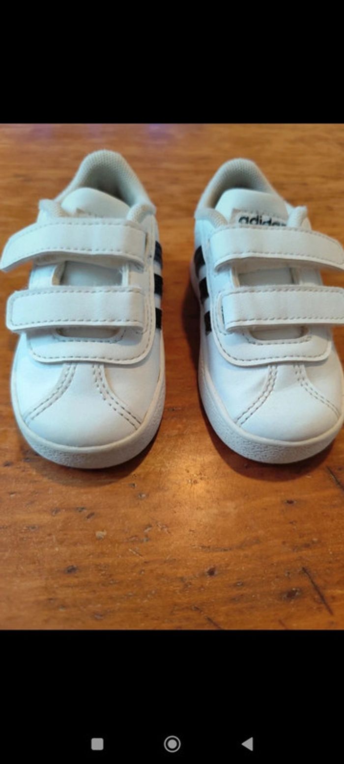 Basket blanche Adidas à bandes noires taille 21 - photo numéro 4