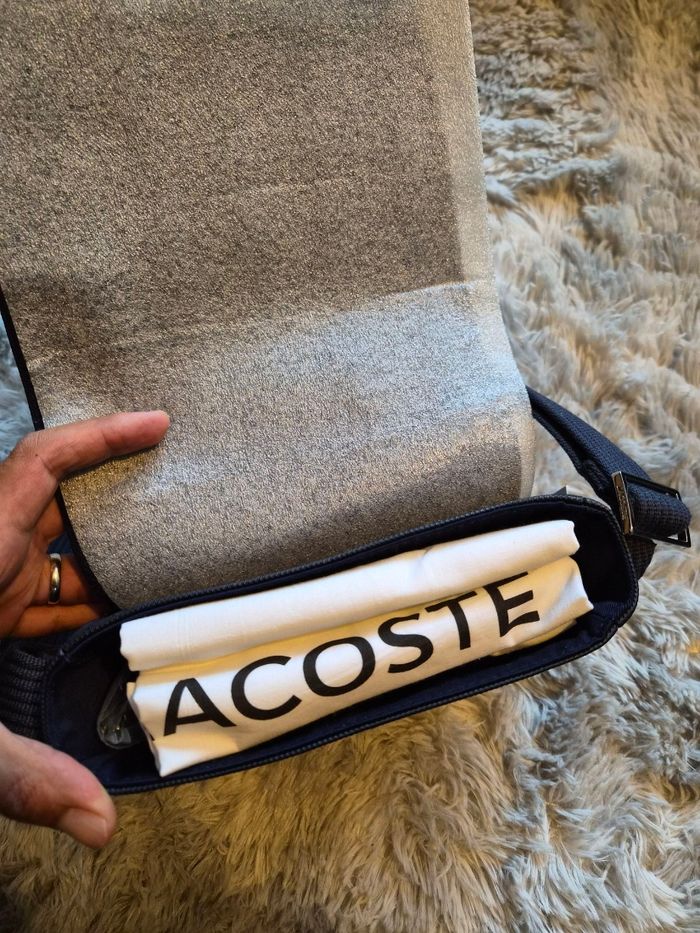 Sac bandoulière Lacoste – Bleu marine – Neuf avec étiquette - photo numéro 3