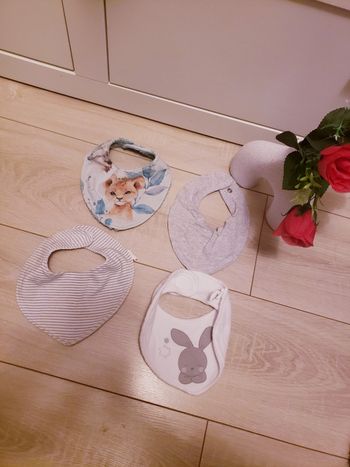 Lot de 4 bavoirs 🎀 6€
