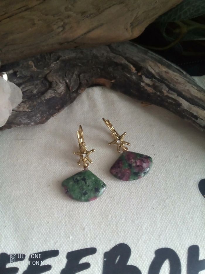 Boucles d'oreilles bohèmes pierres de rubis sur zoisite