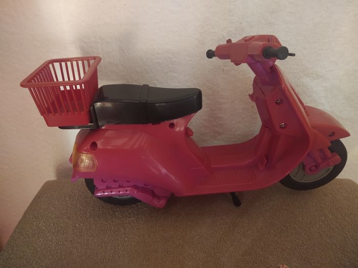 Lot Barbie + scooter + accessoires - photo numéro 8