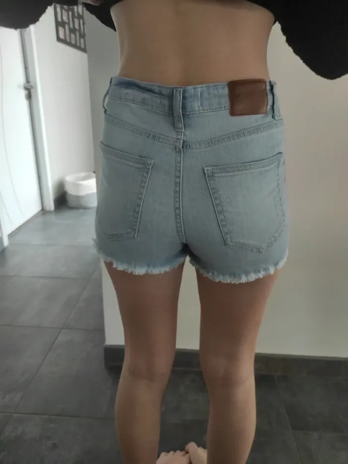 Short en jean bleu clair T 36 - photo numéro 3