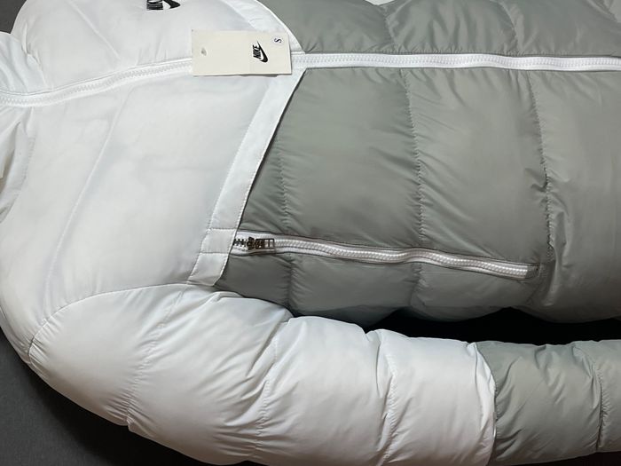 doudoune longue broderie nike blanche et grise 2025 nouveauté - photo numéro 3