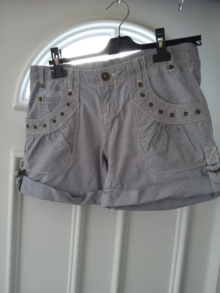 Short en tissu bleu gris