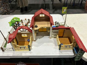 Écurie playmobil avec plein d accessoires chevaux et personnage