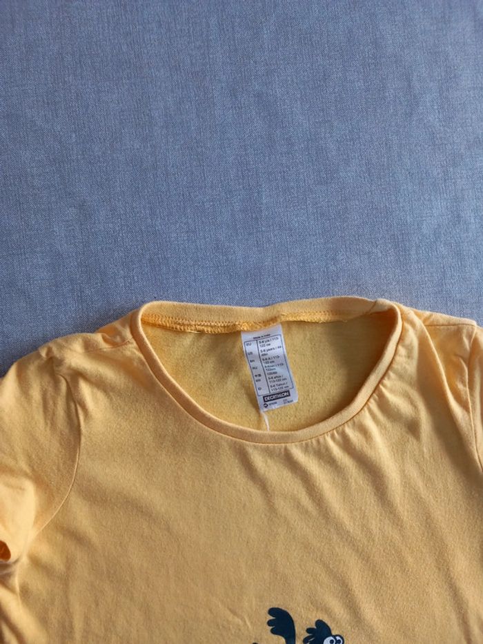 Tee-shirt jaune vif Decathlon 5-6 ans TBE - photo numéro 2