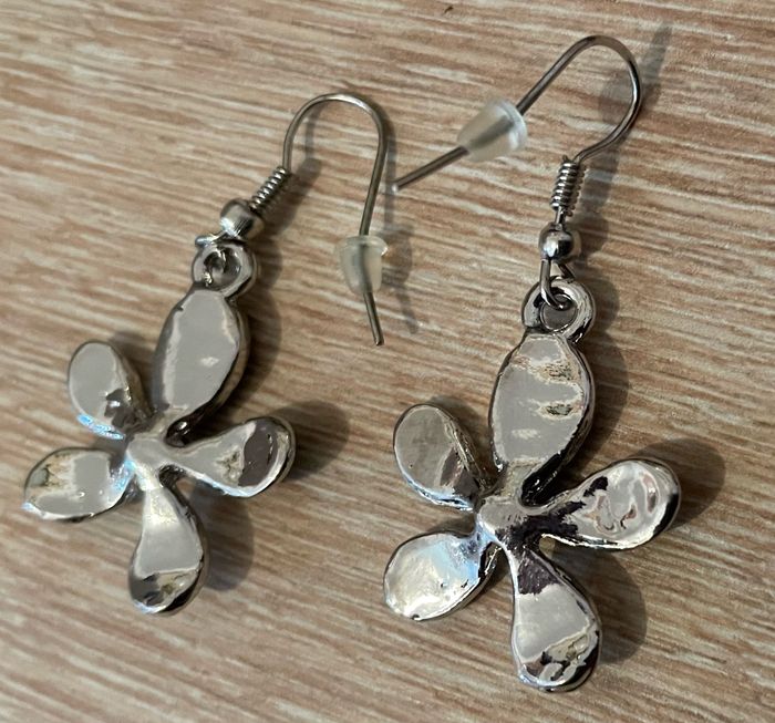 Boucles d’oreilles fleurs noires - photo numéro 3