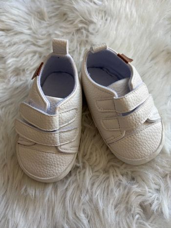 Chaussures souples blanches – 0/6 mois 🤍