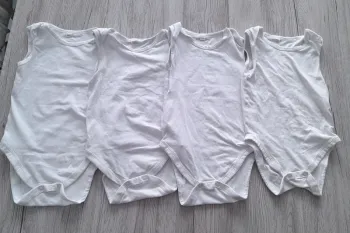 Lot de 4 bodies sans manches 18/24 mois