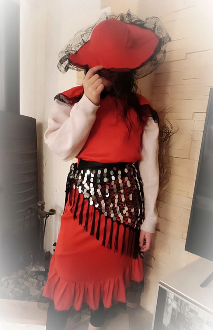 Déguisement costume robe rouge red Flamingo espagnol noir black chapeau cap dress Scarlet victorien