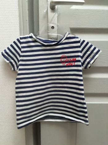 Vends t-shirt garçon été rayé bleu et blanc avec motifs sur le devant