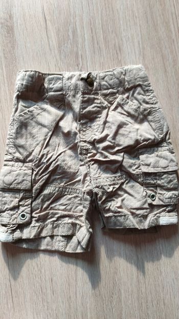 Short gris clair à carreaux