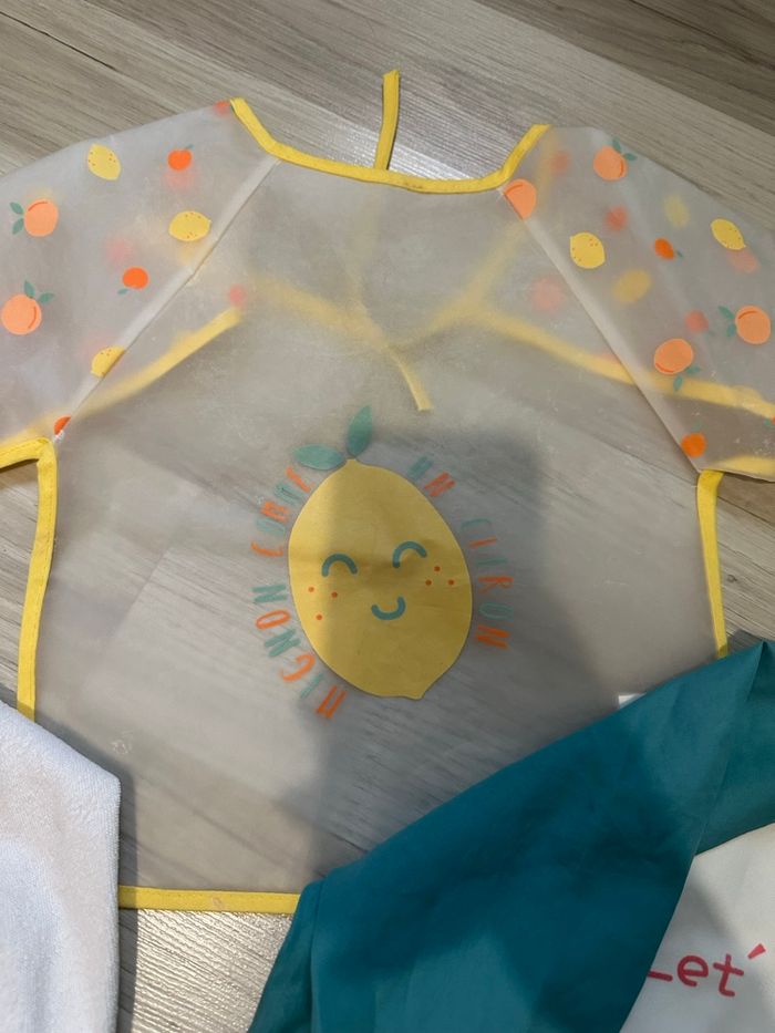 3 grands bavoirs plastifiés - photo numéro 2