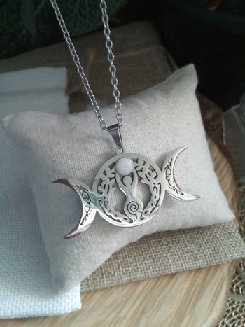 Collier pendentif déesse de la lune et pierre de lune