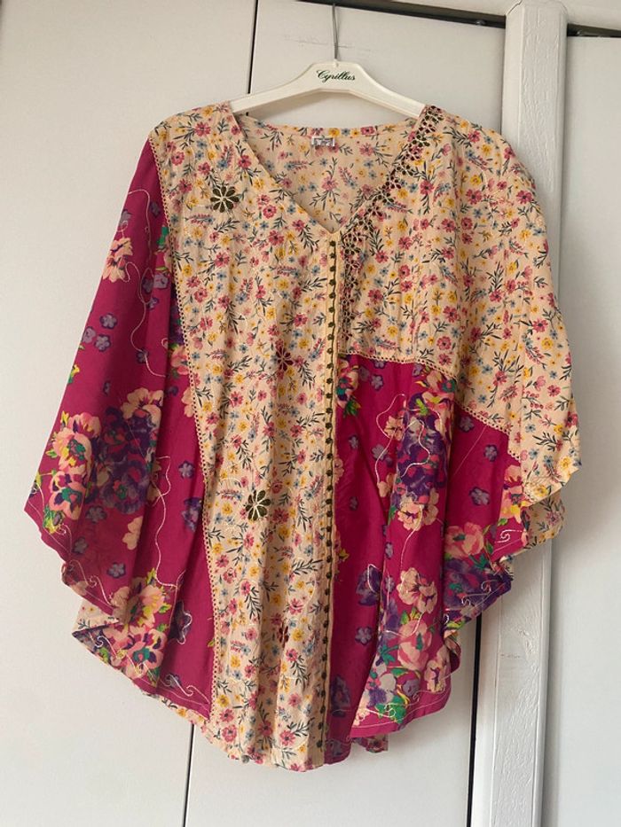 Poncho fantaisie multicolore avec fleurs et broderie