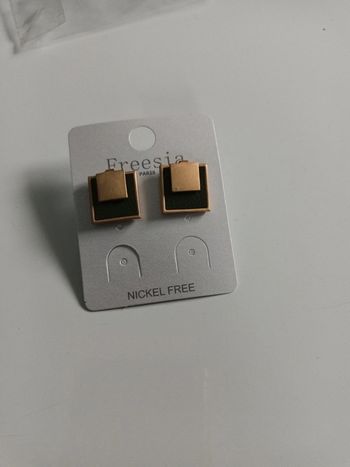 Boucle clous doré vert