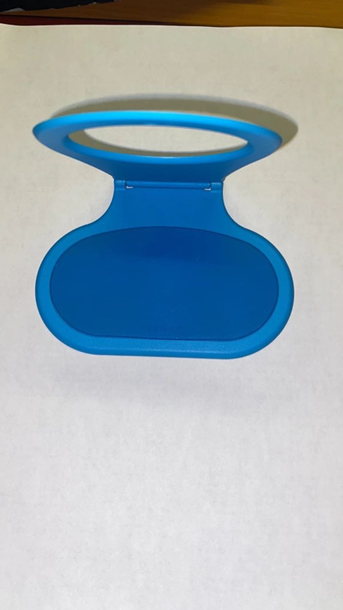 Porte-telephone bleu pendant la charge