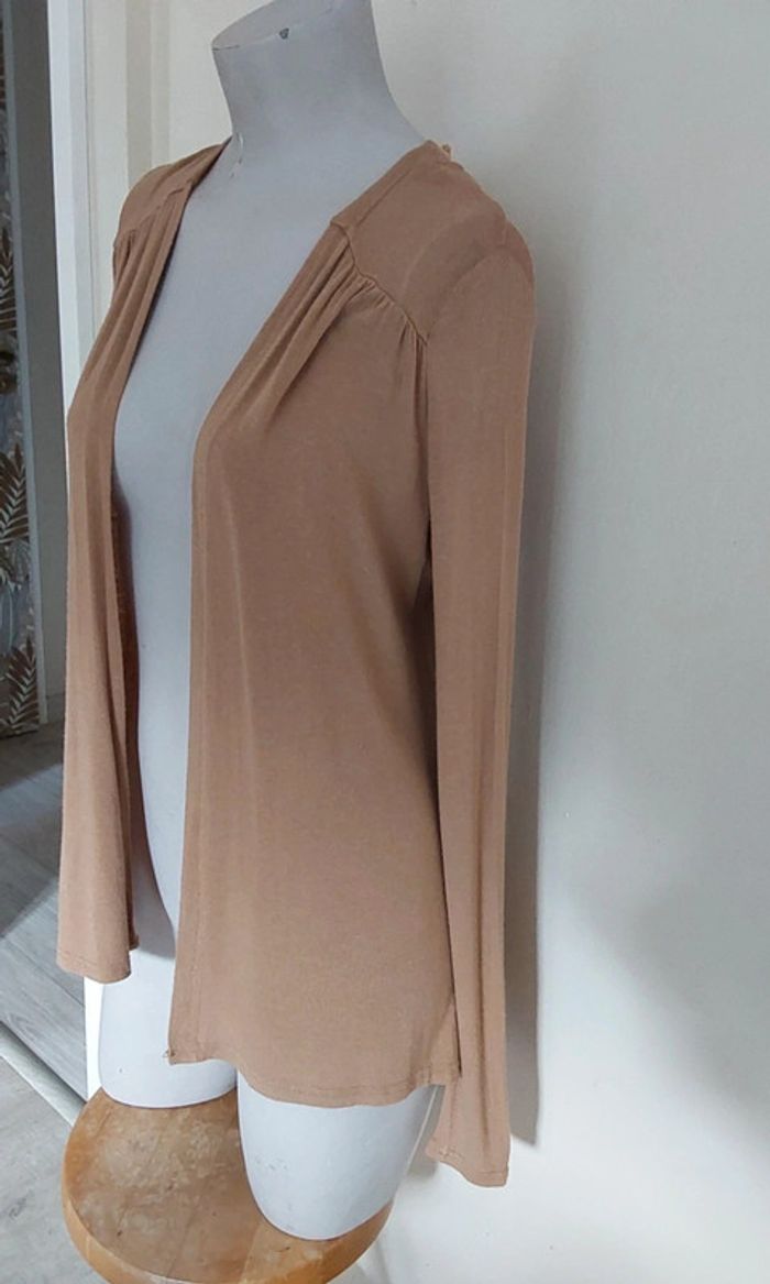 Gilet beige avec une jolie guipure de dentelle en coton dans le dos .
T 34 - photo numéro 4
