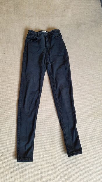 Très beau jean pull et bear taille  32 en très bon état