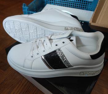 Baskets blanches.